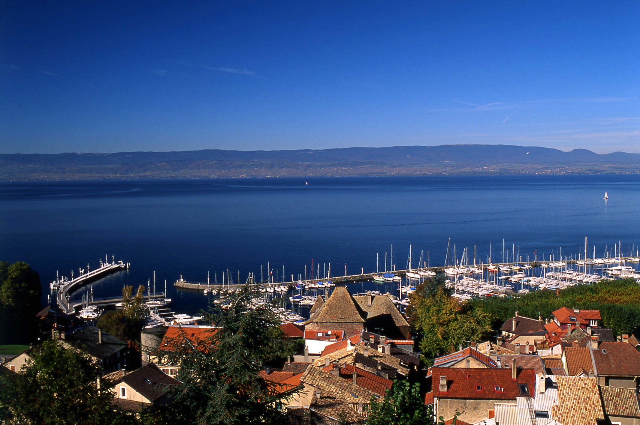 Port et château de Rives (ou Montjoux)à Thonon-les-Bains face à la rive Suisse et le Jura